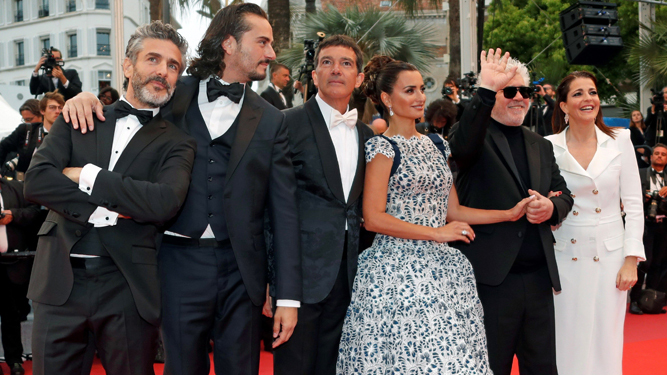 Pedro Almodóvar y el elenco de 'Dolor y gloria', durante la presentación de la película en la pasada edición del festival de Cannes.