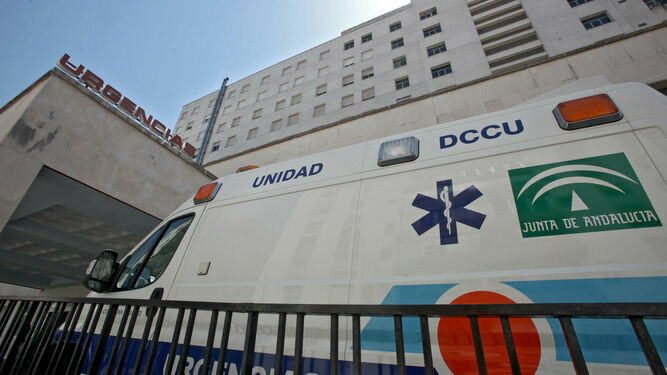 Una ambulancia en la entrada del Servicio de Urgencias del Hospital Puerta del Mar. / JESÚS MARÍN