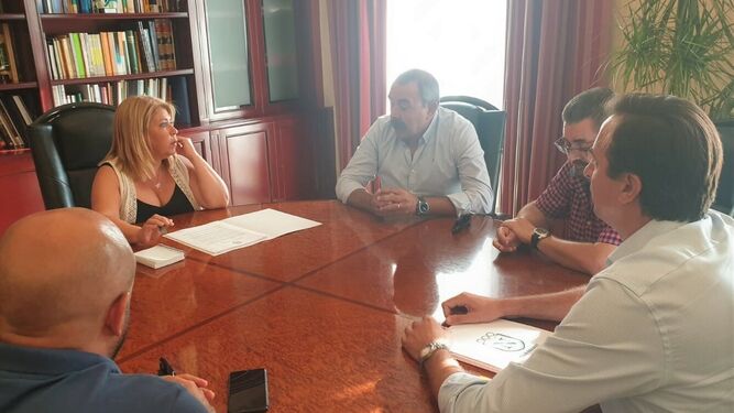 La alcaldesa reunida con los responsables del Club Nazaret.