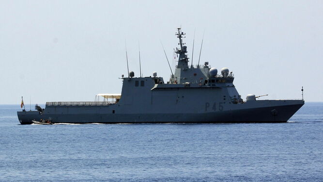 El buque de la Armada 'Audaz', en una imagen tomada en el puerto de Lampedusa.