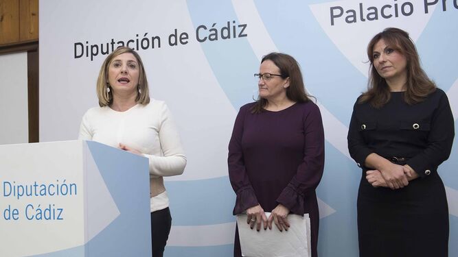 De izquierda a derecha, la presidenta Irene García, la diputada provincial Encarnación Niño y la alcaldesa de El Gastor y nueva asesora  de la Diputación, Isabel Moreno.