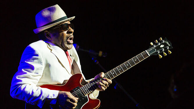 El 'bluesman' Vasti Jackson, durante una actuación en Clarksdale (Misisipi).
