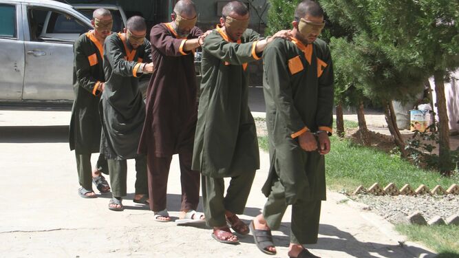 Un grupo de talibanes detenidos el pasado mes de julio en la ciudad afgana de Gahzni.
