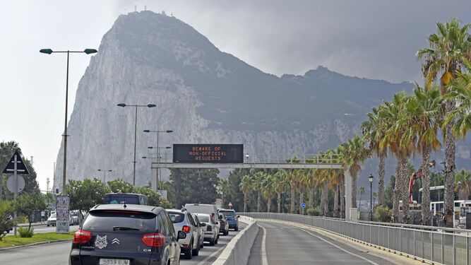 Varios coches, en la cola para acceder a Gibraltar.