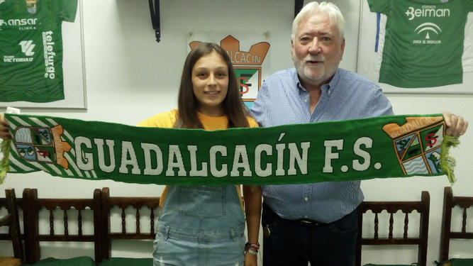 Gisela Martínez, junto a Luis Delgado, presidente del Guadalcacín FSF.