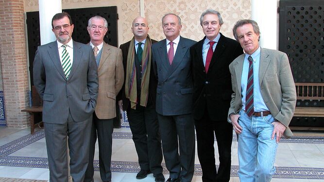 Juan Carlos Aguilar, cuarto por la izquierda, en el 25 Aniversario del Estatuto de Autonomía de Andalucía, junto a José Rodríguez de la Borbolla, Pedro Luis Serrera, Carlos Manuel Rosado Cobián, Miguel Ángel Pino Merchén y Javier Pérez Royo, en 2011.