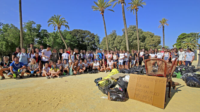 Im&aacute;genes del grupo juvenil Green Team Jerez limpiando en el Parque Gonz&aacute;lez Hontoria