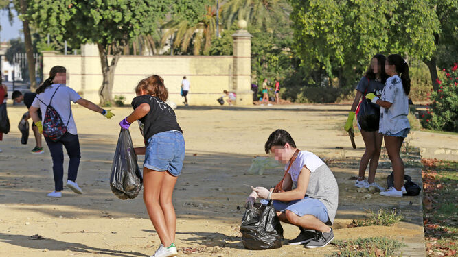 Im&aacute;genes del grupo juvenil Green Team Jerez limpiando en el Parque Gonz&aacute;lez Hontoria