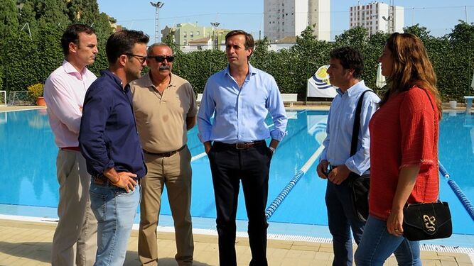 Los máximos responsables del Club Nazaret y los representantes de Ciudadanos charlan en la zona de piscinas.