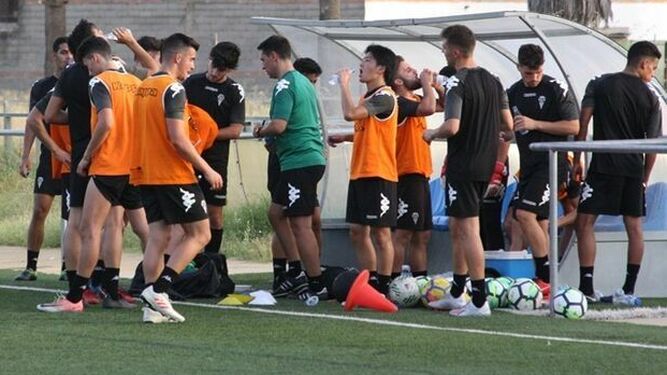 Los jugadores del Córdoba B se refrescan en un entrenamiento.