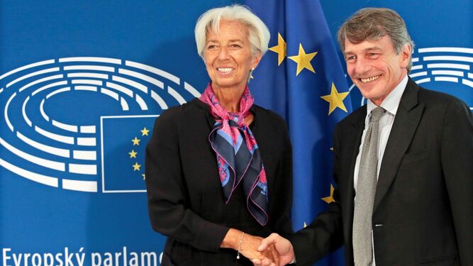 Christine Lagarde saluda al presidente del Parlamento Europeo David-Maria Sassoli.