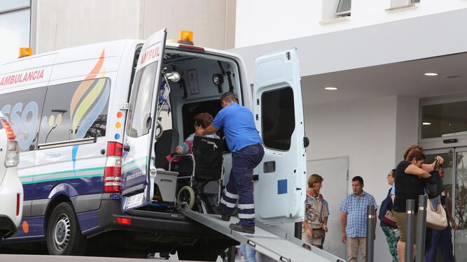 Una ambulancia traslada a una paciente en la puerta del hospital de Jerez.