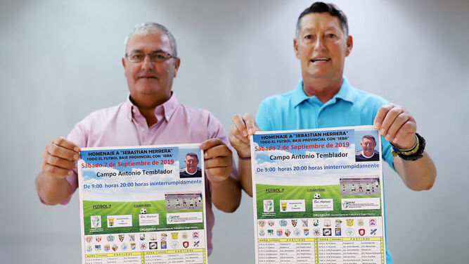 Diego Osorio y Sebastián Herrera, con el cartel del homenaje al entrenador trebujenero.