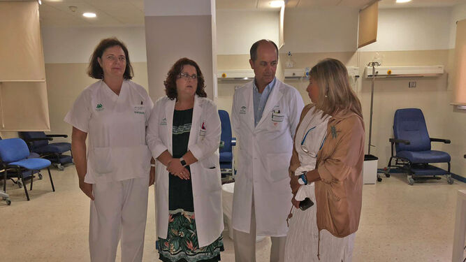 La delegada de Salud este jueves, con profesionales de Urgencias del hospital.