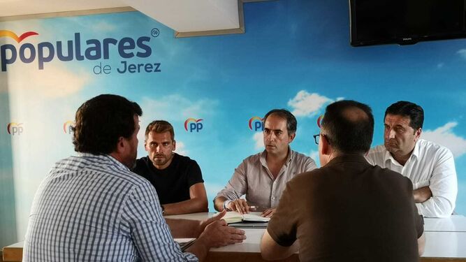 Un momento de la reunión de miembros del PP con responsables de la tauromaquia en Jerez.