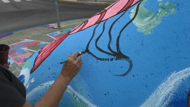 Pintura de un mural realizado recientemente en la barriada Río San Pedro