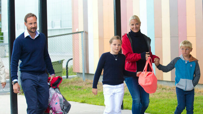 Haakon y Mette-Marit, con sus hijos en 2017.