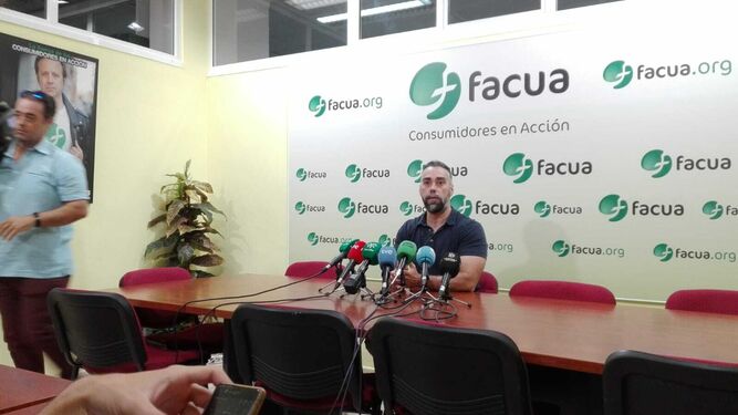 El portavoz de Facua en Andalucía, Rubén Sánchez, durante una rueda de prensa.