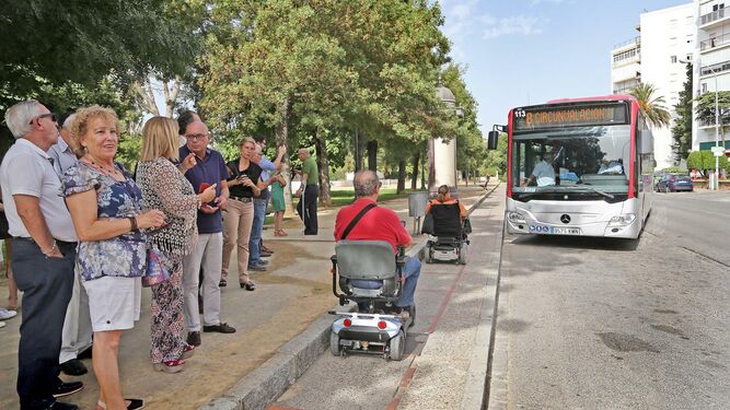 Dos personas con movilidad reducida entrando en uno autobús urbano