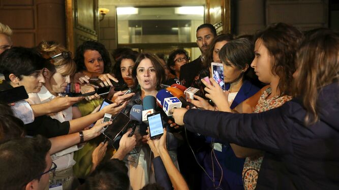 La portavoz del grupo socialista en el Congreso, Adriana Lastra, atiende a la prensa tras la reunión el jueves con el equipo negociador de Podemos.