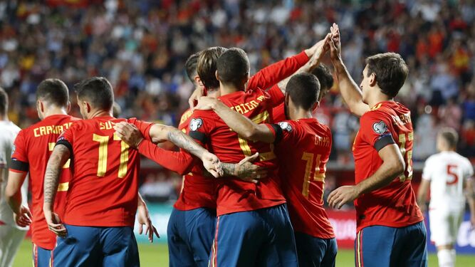 Los jugadores españoles celebran el primer tanto, obra de Rodrigo.