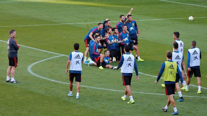 Varios futbolistas de la selección posan bromeando sobre el césped de El Molinón, en el entrenamiento de ayer.