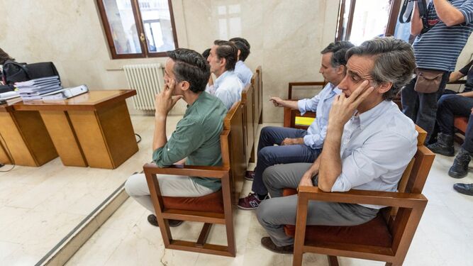 Los hermanos Ruiz-Mateos sentados este lunes en la Audiencia Provincial de Palma de Mallorca.