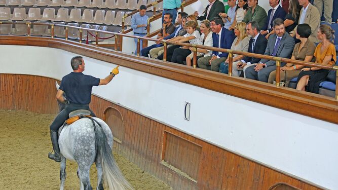 Visita de  Juan Mar&iacute;n a la Real Escuela del Arte Ecuestre por el d&iacute;a Europeo del caballo