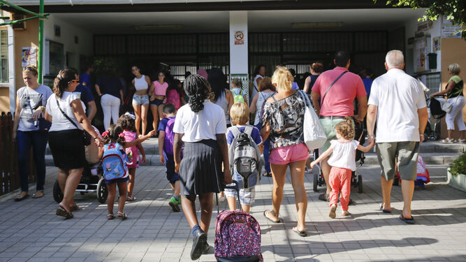 Entrada de alumnos en un colegio público de la capital malagueña.
