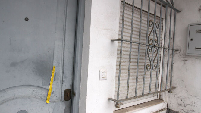 Puerta y ventana de una vivienda asaltada hace años en Chiclana.