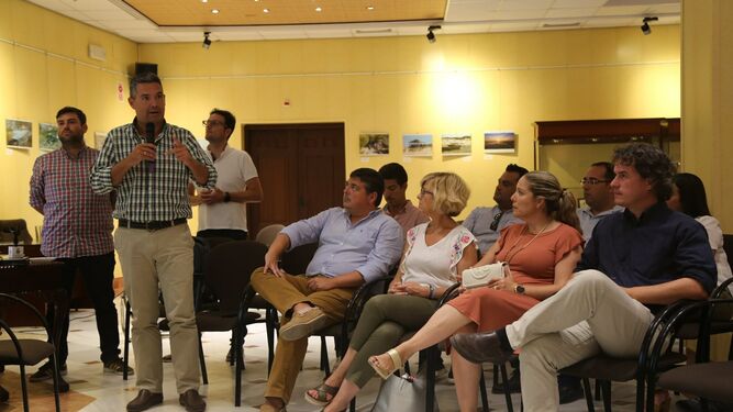 El alcalde de Rota, dirigiéndose a los participantes en el primer taller sobre el Plan Especial de Protección del Casco Histórico.