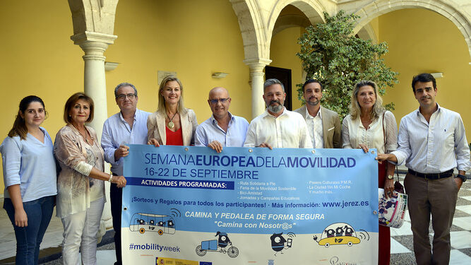 Los delegados José Antonio Díaz y Rubén Pérez, con patrocinadores y asociaciones beneficiarias, en la presentación este martes de la Semana de la Movilidad.