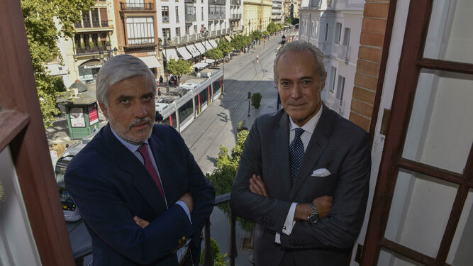 Borja Pemán –a la izquierda– y Francisco Gómez-Trenor, en la sede de Mirabaud en Sevilla.