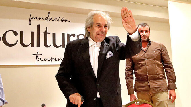 Rafael de Paula saluda a los asistentes momentos antes de su conferencia, anoche en el Hotel Jerez organizada por la Fundación Cultura Taurina.