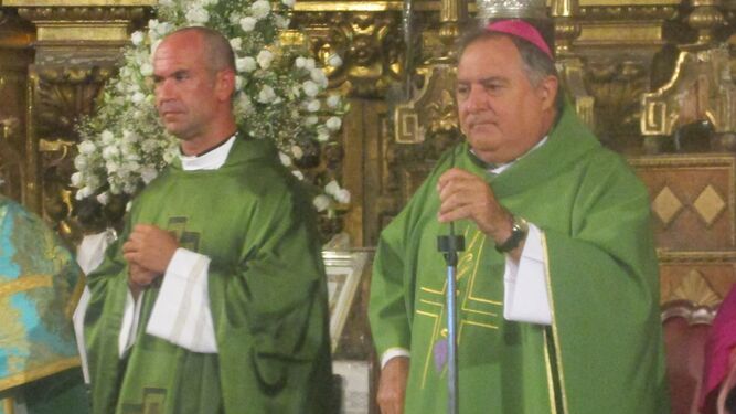 El nuevo párroco, junto al obispo en su toma de posesión.