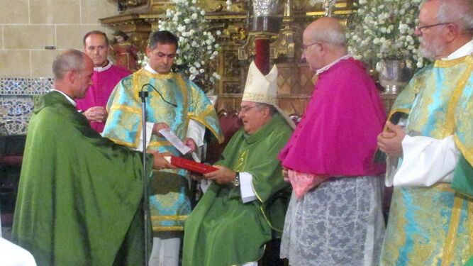 Un momento del acto de toma de posesión del nuevo párroco Carlos Redondo en San Marcos.