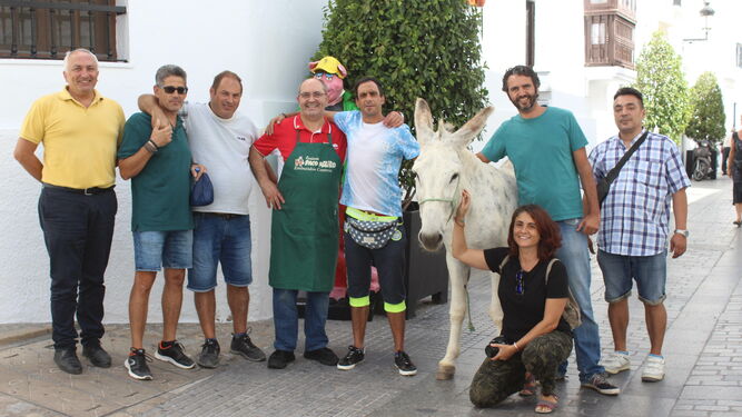 Varios vejeriegos, con el burro ‘Lázaro’ entre ellos, arropando al carnicero local Paco Melero, ‘alma mater’ del Día Mundial del Lomo en Manteca.