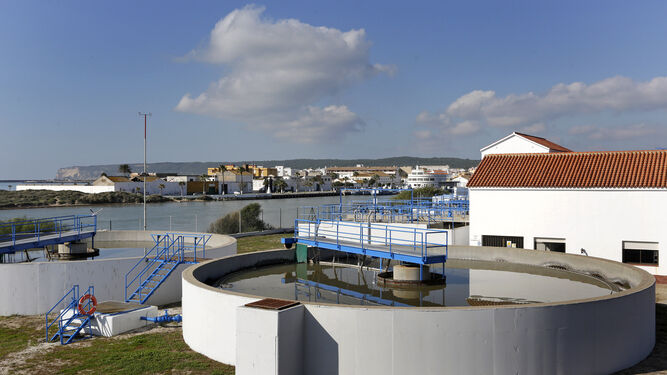 La actual depuradora de Barbate presenta rendimientos en aguas residuales con un 50-60% de carga orgánica.