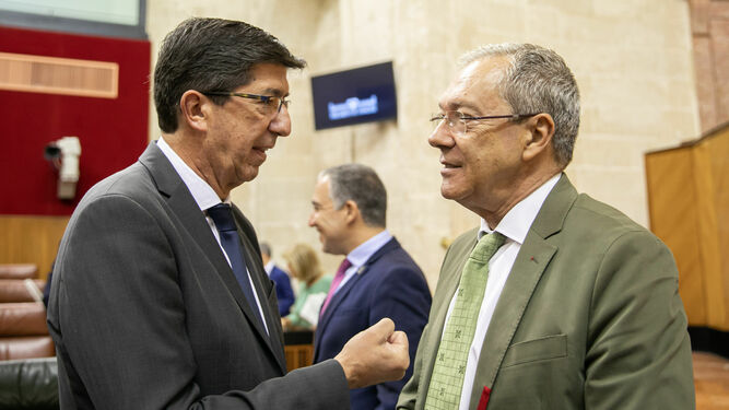 Juan Marín y Rogelio Velasco antes de la segunda sesión de control al gobierno en el Parlamento de Andalucía