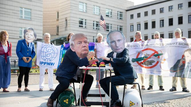 Activistas con máscaras de Donald Trump y Vladímir Putin, durante una protesta contra el fin del tratado INF en Berlín este pasado agosto.