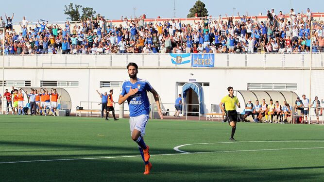 Borja celebra su primer gol con la camiseta azulina en La Granja.