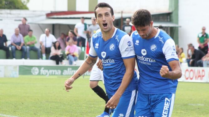 Zafra, felicitado por Astray tras anotar el primer gol en Pozoblanco.