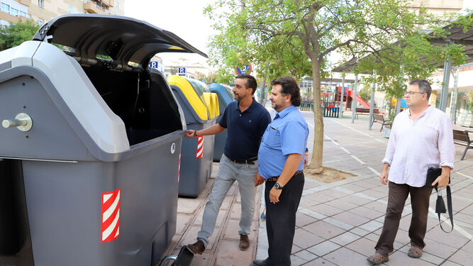 El teniente de alcaldesa José Antonio Díaz prueba un contenedor nuevo instalado en Madre de Dios.