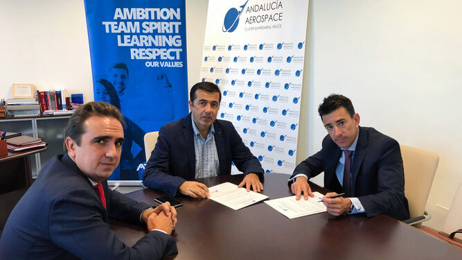 Ignacio Carrizosa, Juan Román y Jesús Estepa, en la firma de la adhesión de Atexis a Andalucía Aerospace.