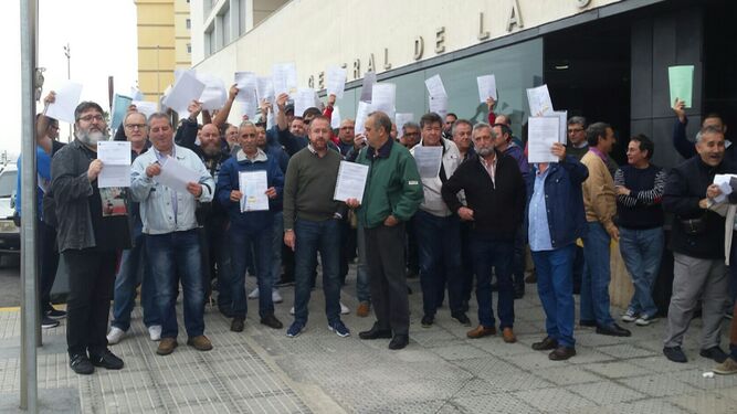 Ex trabajadores de Delphi, ante el edificio de la Seguridad Social de Cádiz en mayo de 2018.