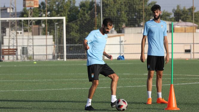 Luis Castillo, junto a Borja en un entrenamiento.