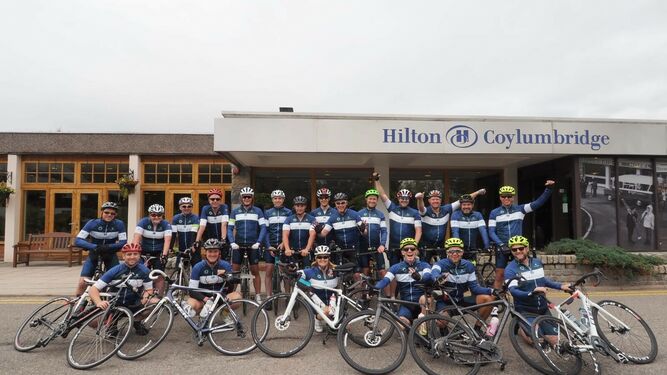 Participantes en una de las rutas de Edrington, junto a sus bicicletas ante un hotel de las Tierras Altas de Escocia.