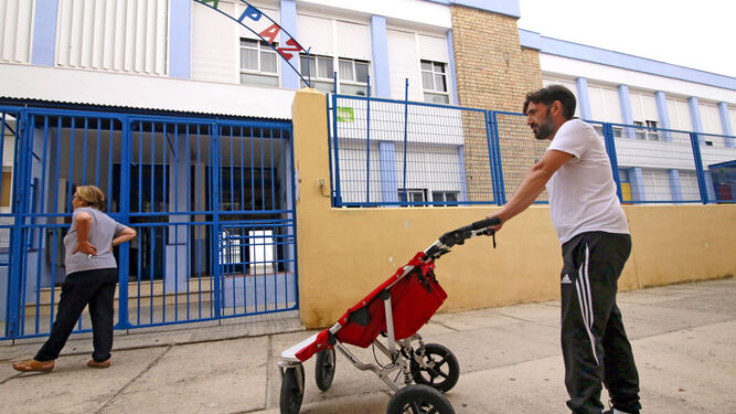 José Miguel Briante espera en la puerta del colegio de sus hijas por si precisan de algún tipo de ayuda