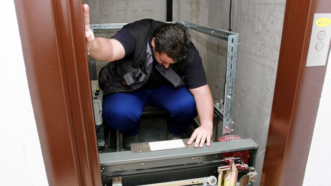 Un técnico arreglando un ascensor