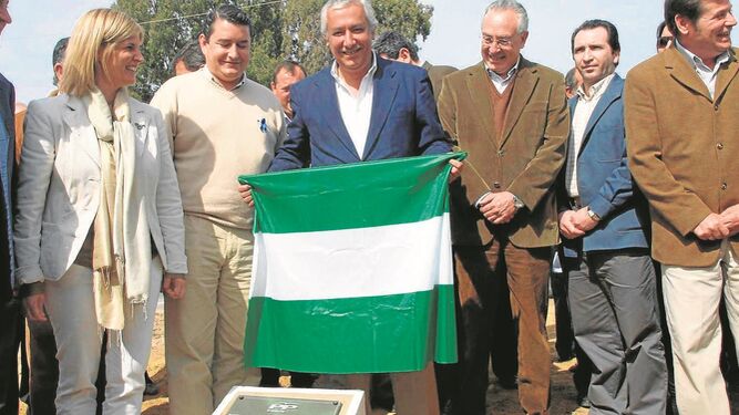 Acto de la simbólica primera piedra de la carretera Cádiz-Huelva colocada por Javier Arenas y miembros del PP en el año 2007 .